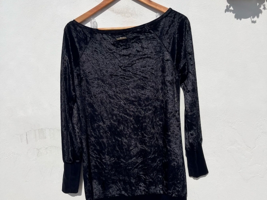 Blusa Preta manga longa de Veludo
